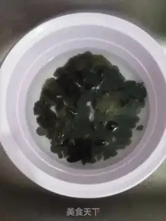 Make Pelican oil mixed with a green wood ear step 3