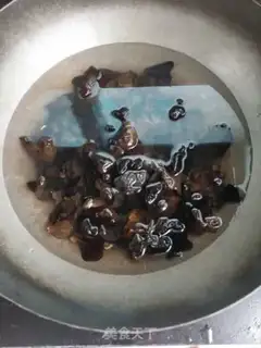 Make Pelican oil mixed with a green wood ear step 4