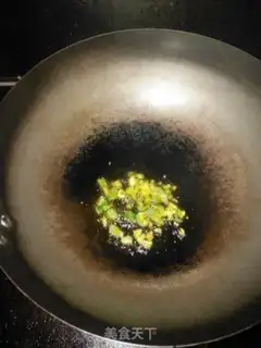 Make Pelican oil mixed with a green wood ear step 7