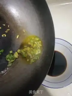 Make Pelican oil mixed with a green wood ear step 8