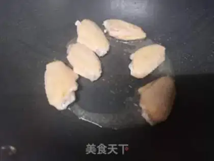 Make A greasy chicken with wings step 1