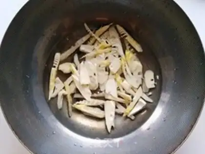 Make The mushrooms are burning the noodles step 4