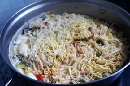 Make Hot noodle buns step 4