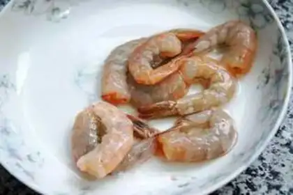 Make Shrimp and sweet peas step 1