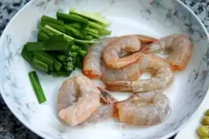 Make Shrimp and sweet peas step 2