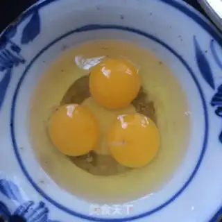 Make Garlic tomato fried eggs step 1