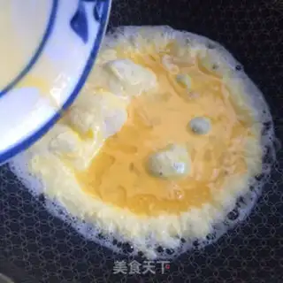 Make Garlic tomato fried eggs step 2