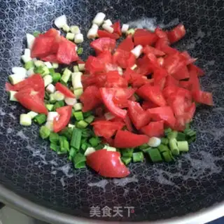 Make Garlic tomato fried eggs step 3