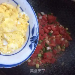 Make Garlic tomato fried eggs step 4