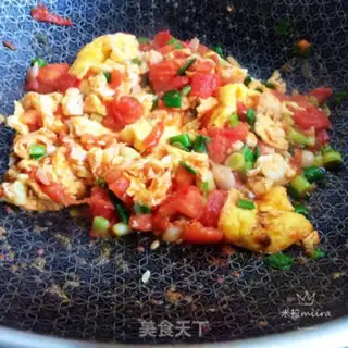 Make Garlic tomato fried eggs step 5