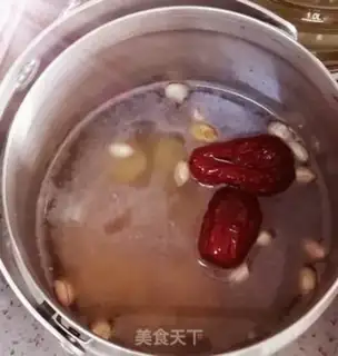 Make Lotus peanut chicken soup step 1