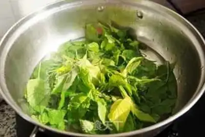 Make Scrambled eggs step 1