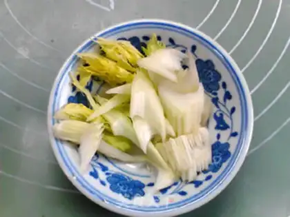 Make Pineapple for noodles step 1