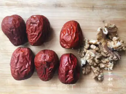 Make walnut date snacks step 0