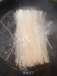 Make Onion fried beef noodles step 0