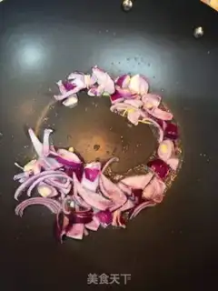 Make Onion fried beef noodles step 1