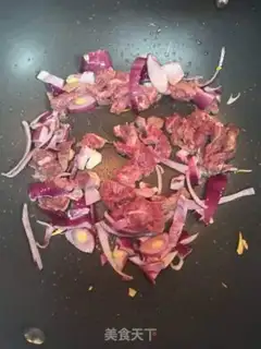Make Onion fried beef noodles step 2