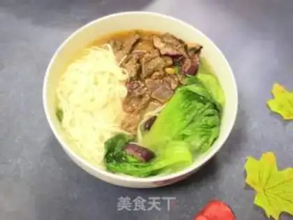Make Onion fried beef noodles step 4