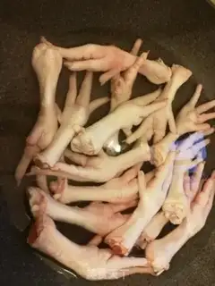 Make Fowler chicken foot soup step 1