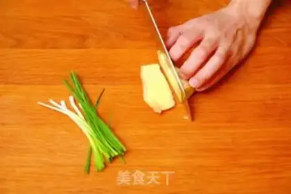 Make The broad salt hand tore the chicken step 1