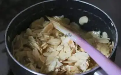 Make French caramel almonds step 12