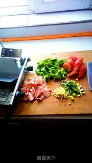 Make Egg fried tomato peppers and meat chips step 1