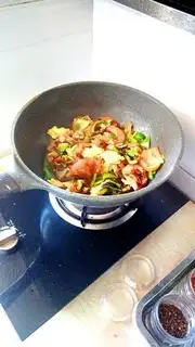 Make Egg fried tomato peppers and meat chips step 6