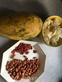 Make Pumpkin peanuts and snow chicken soup step 1