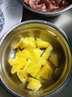 Make Pineapple makes fried bones step 0