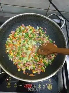 Make Yangzhou fried rice step 1