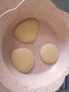 Make Baby-eating banana egg muffin step 0