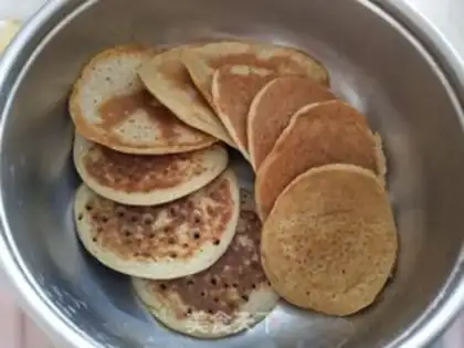 Make Baby-eating banana egg muffin step 1