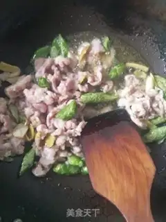 Make Gold-cracking mushroom fried meat step 4