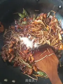 Make Gold-cracking mushroom fried meat step 6