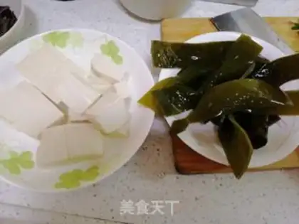 Make Tofu seaweed soup step 0