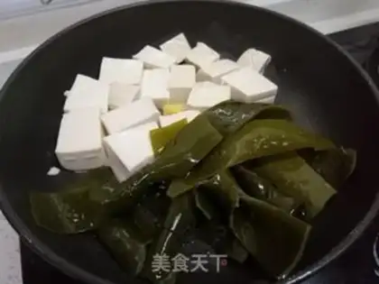Make Tofu seaweed soup step 3