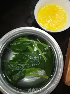 Make Spinach fried eggs step 2