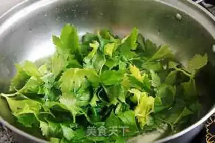 Make Garlic celery leaves step 1
