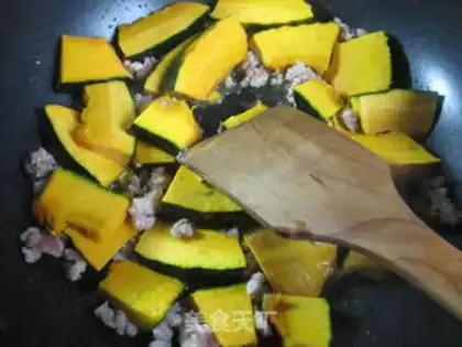 Make The meat is fried with Japanese pumpkins step 5