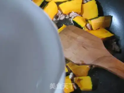 Make The meat is fried with Japanese pumpkins step 6