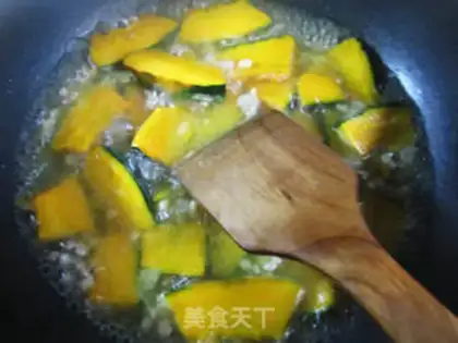 Make The meat is fried with Japanese pumpkins step 7