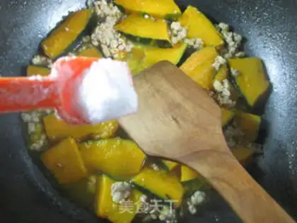 Make The meat is fried with Japanese pumpkins step 8
