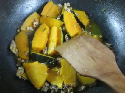 Make The meat is fried with Japanese pumpkins step 10