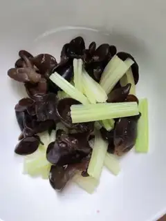 Make Wood and celery with peanuts step 1