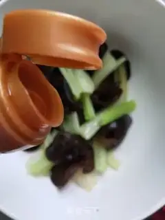 Make Wood and celery with peanuts step 2