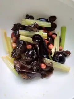 Make Wood and celery with peanuts step 4