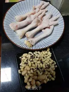 Make Chicken foot peanut bean soup step 1