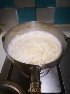 Make Simple onion noodles step 0