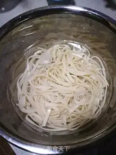 Make Simple onion noodles step 1