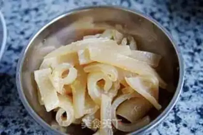 Make Onion fried pork skin step 1